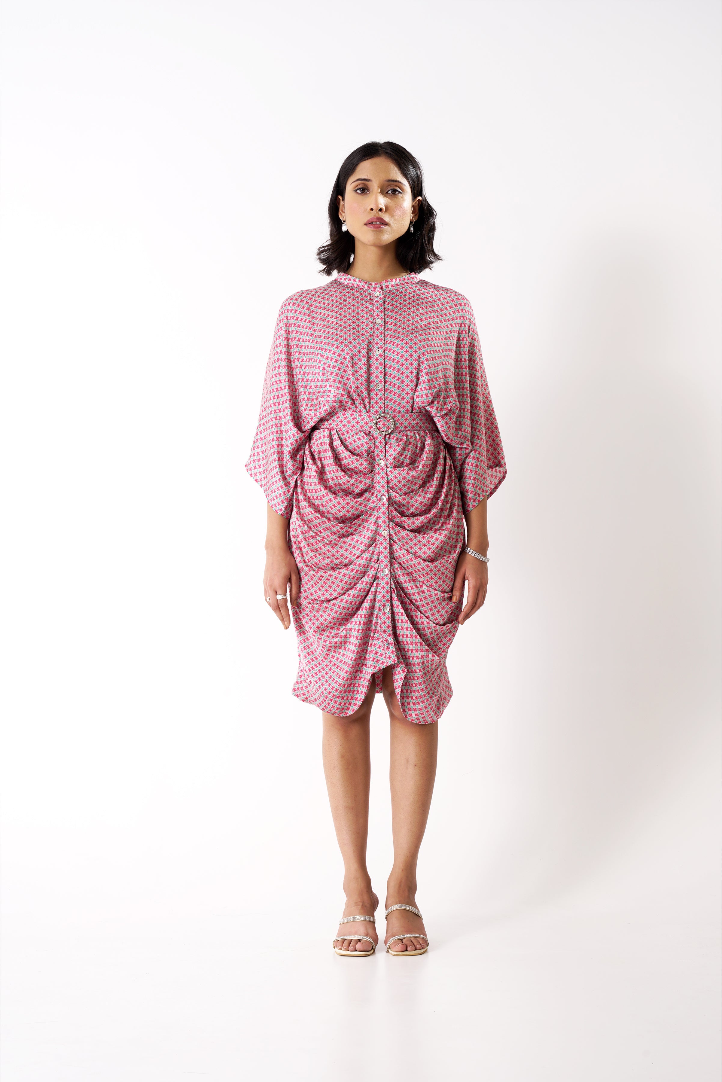 Bianca dress in cotton satin fabric with collar neck, batwing sleeves, and pearl buckle belt with geometric print.